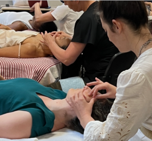 Apprentissage de la gestuelle lors de la formation Kobido de l'institut Takumi-Finch.